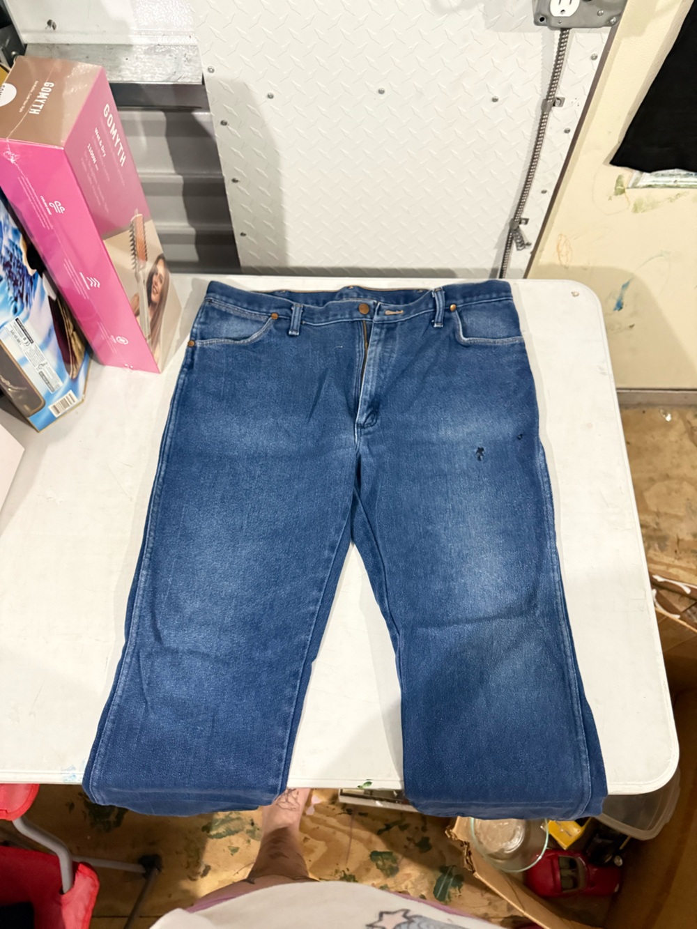 Wrangler Men's Mid Blue Relaxed Jeans